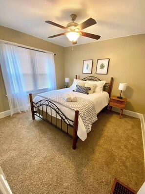 2 bedrooms, desk, iron/ironing board, free WiFi - Charming Pet Friendly Bungalow (Terre Haute)