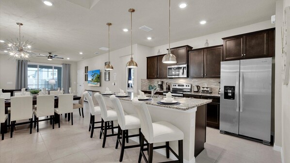 Jääkaappi, mikroaaltouuni, uuni, liesi