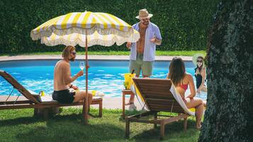 Una piscina al aire libre de temporada