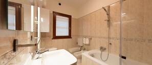 Dusche, Haartrockner, Bidet, Handtücher