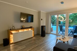 Tv, eldstad och en stereo