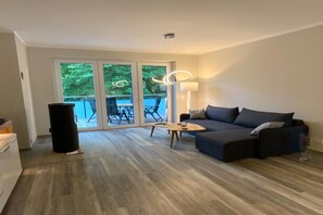 Smart TV, fireplace, stereo