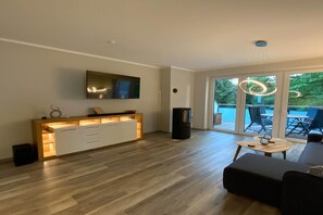 Smart TV, fireplace, stereo