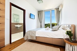 Villa (4 Bedrooms) | 4 bedrooms, laptop workspace, iron/ironing board, bed sheets - Villa San Mauro (Buje)