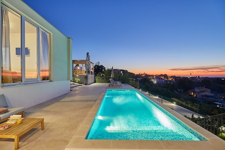 Una piscina al aire libre