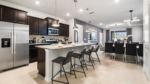 Kjøleskap, mikrobølgeovn, ovn og kokeplater