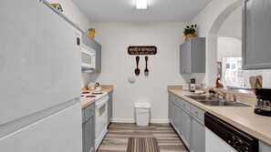Réfrigérateur, four à micro-ondes, un four, surface de cuisson