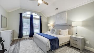 3 Schlafzimmer, Schreibtisch, Bügeleisen/Bügelbrett, Reisekinderbett