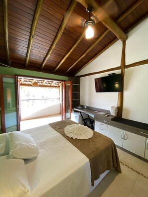 1 quarto, roupas de cama antialérgicas, frigobar, escrivaninha