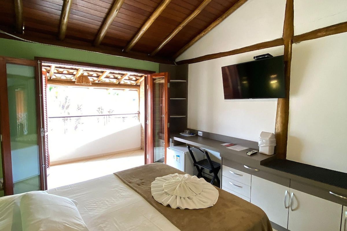 Ropa de cama hipoalergénica, minibar y escritorio