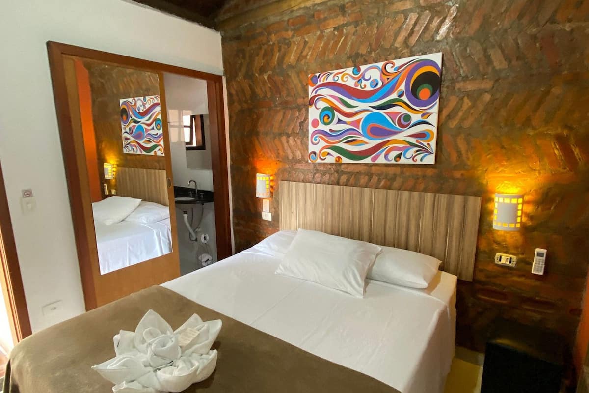 Quarto casal standard | 1 quarto, roupas de cama antialérgicas, frigobar, escrivaninha