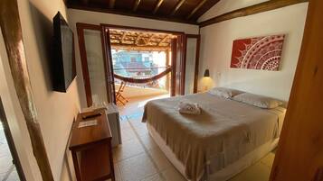 Ropa de cama hipoalergénica, minibar y escritorio