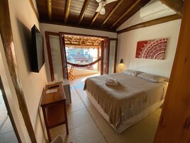 Ropa de cama hipoalergénica, minibar y escritorio