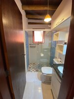 Ducha, artículos de tocador gratuitos, toallas, jabón