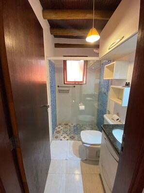 Quarto casal conforto | Banheiro | Chuveiro, produtos de toalete grátis, toalhas de banho, sabonete