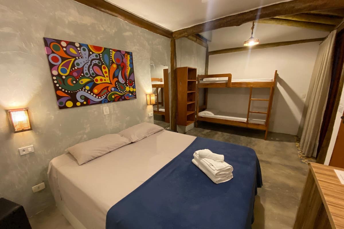 Quarto quádruplo standard | 1 quarto, roupas de cama antialérgicas, frigobar, escrivaninha