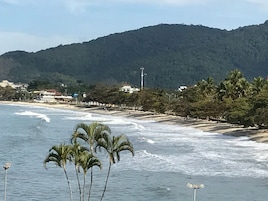 En la playa, arena blanca, 10 bares en la playa