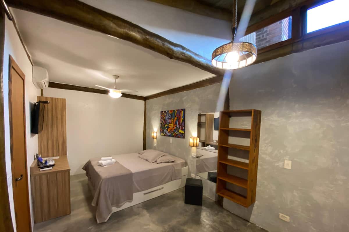 Hypo-allergenic bedding, minibar, desk, laptop workspace