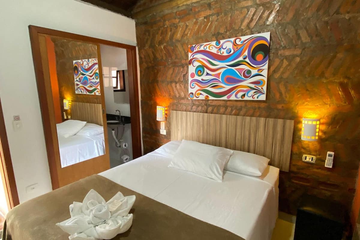 Hypo-allergenic bedding, minibar, desk, laptop workspace