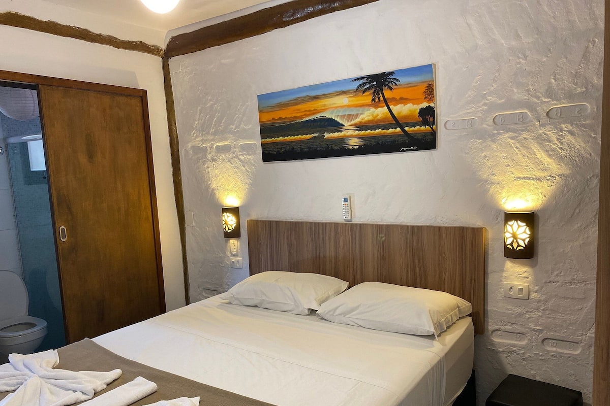 Quarto casal econômico | 1 quarto, roupas de cama antialérgicas, frigobar, escrivaninha