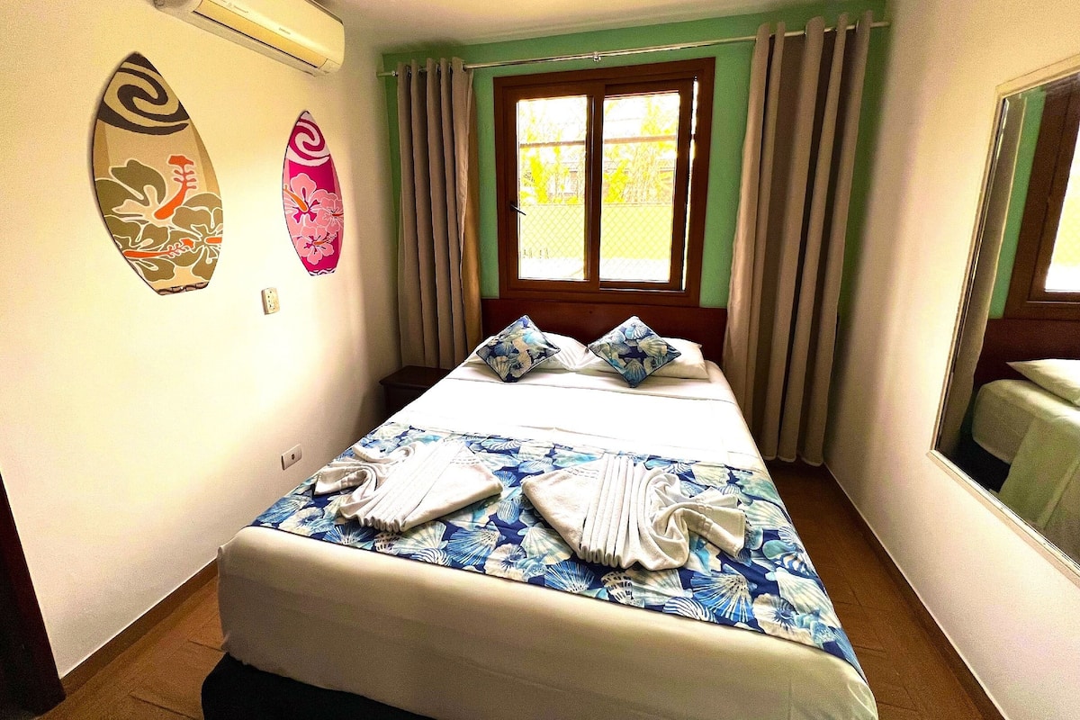 Kamar Double Tradisional | Seprai premium, bantalan ekstra lembut, brankas, dan tirai kedap cahaya