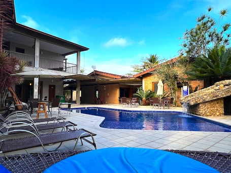 Una piscina al aire libre