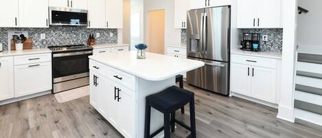 Refrigerador, microondas, horno, placa de cocina