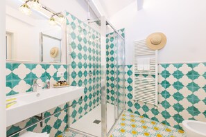 Quarto superluxo | Banheiro | Chuveiro, chuveiro com efeito de chuva, produtos de toalete grátis 