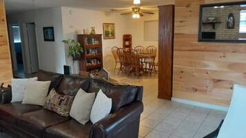 Smart-TV, Kamin, Bücher, Computerbildschirme