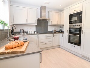 Fridge, dishwasher, electric kettle, toaster - Beaus House (Cheltenham)