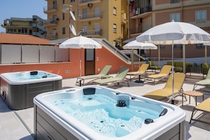 Private spa tub - FUTURA FUNKY HOUSE SORRENTO  (Sorrento)