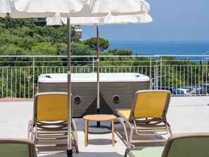 Private spa tub - FUTURA FUNKY HOUSE SORRENTO  (Sorrento)