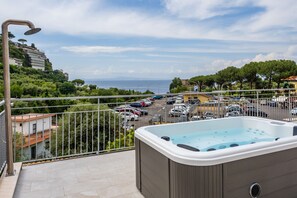 Private spa tub