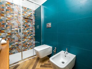 Exclusive Apartment | Bathroom