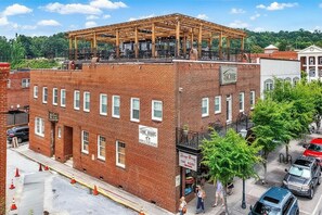 Exterior - 🌿 Cozy Spring Escape: 2 Kings, HotTub & Scenic Mountain Views (Ellijay)