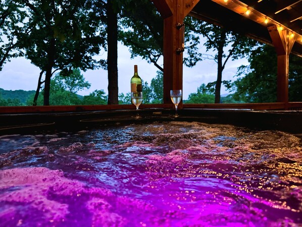 Outdoor spa tub - ❄️ Rustic Winter Escape: 2 King Suites, Hot Tub, Mountain Views, Pet-Friendly (Ellijay)