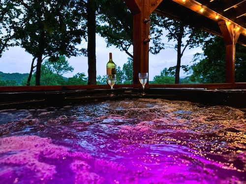 🌄 Mountain Retreat: 2 King Suites, Hot Tub, Scenic Views, Pet-Friendly Stay