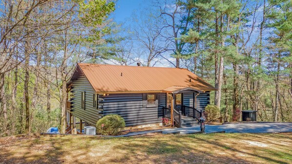 Exterior - 🌿 Cozy Spring Escape: 2 Kings, HotTub & Scenic Mountain Views (Ellijay)