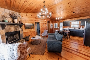 Smart TV, fireplace, books - 🌄Rustic Ellijay Cabin: HotTub, Views, 2 Kings, Quiet Mountain Escape, Pets OK (Ellijay)