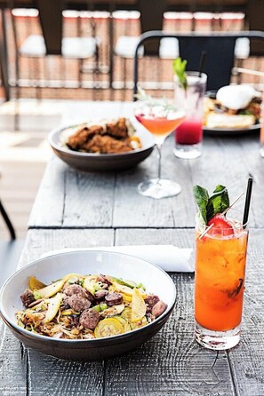 تناول الطعام بالخارج