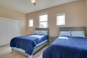4 Schlafzimmer, Schreibtisch, Bügeleisen/Bügelbrett