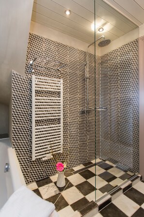 Dusche, Haartrockner, Handtücher, Seife