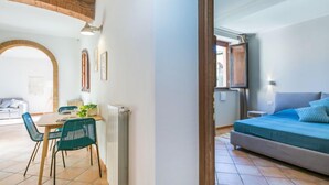 A modern apartment with a dining area, a bed, and a view of the street. - Tripyou by Interhome (Guardistallo)