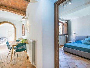 1 bedroom, desk, free internet