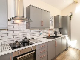 Refrigerador, lavavajillas, tetera/pava eléctrica, tostadora