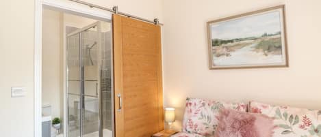 3 bedrooms, individually decorated, individually furnished, free WiFi