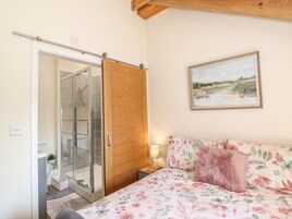 3 habitaciones, decoración personalizada y muebles diferentes 