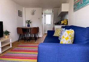 Living area - On the Water 4 With Free Parking By My Getaways (Brighton)