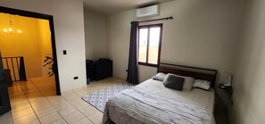 4 dormitoris, escriptori, planxa i posts de planxar i wifi gratuïta