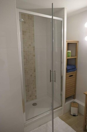 Dusche, Handtücher, Seife, Shampoo